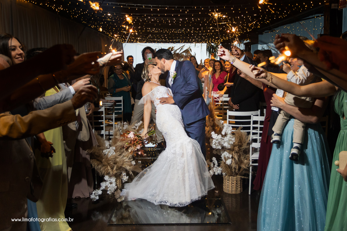 saída da cerimônia de casamento