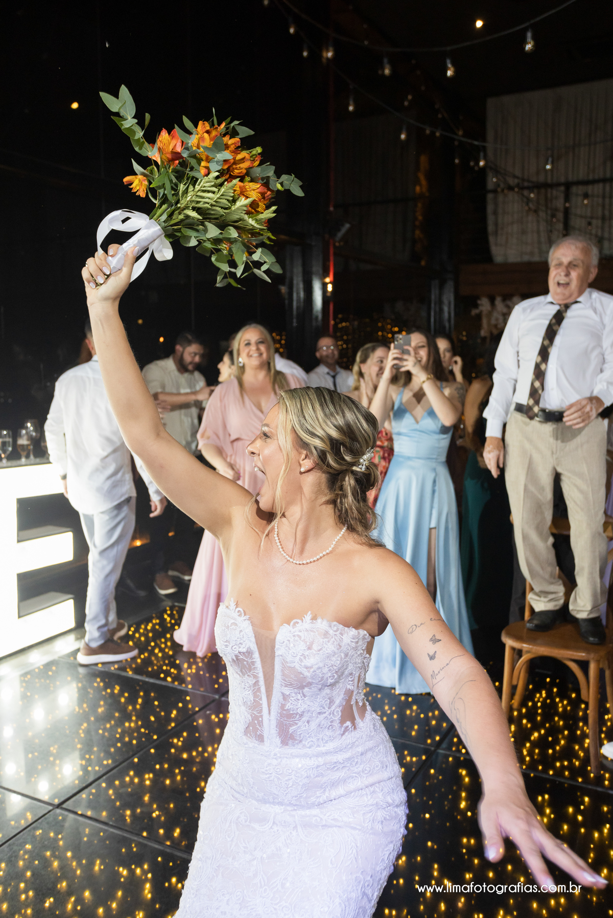 noiva jogando o buque