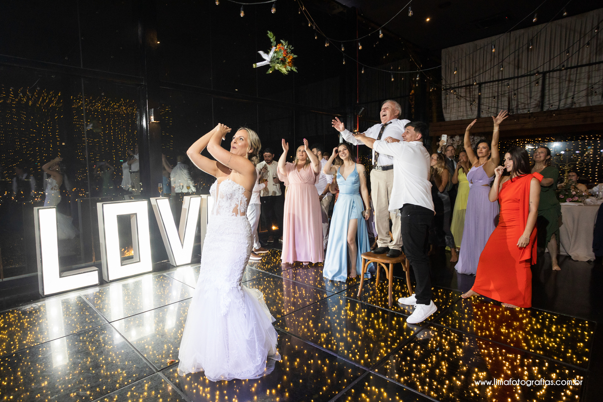 noiva jogando o buque