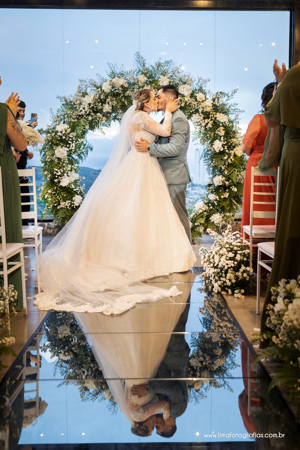 beijo dos recém casados