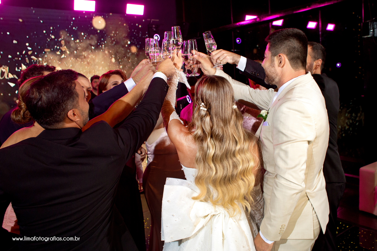 casamento, brinde com padrinhos