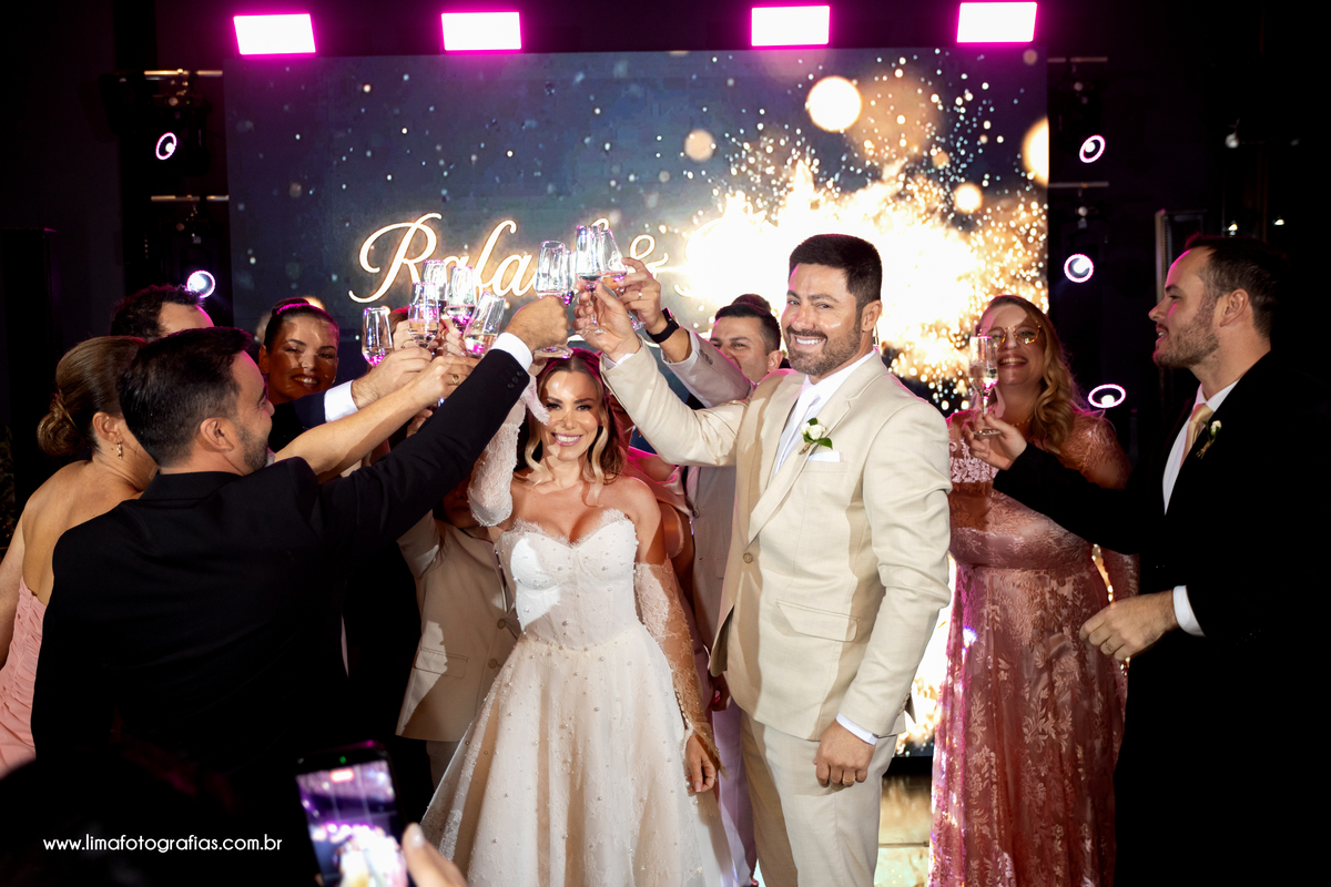 casamento, brinde com padrinhos