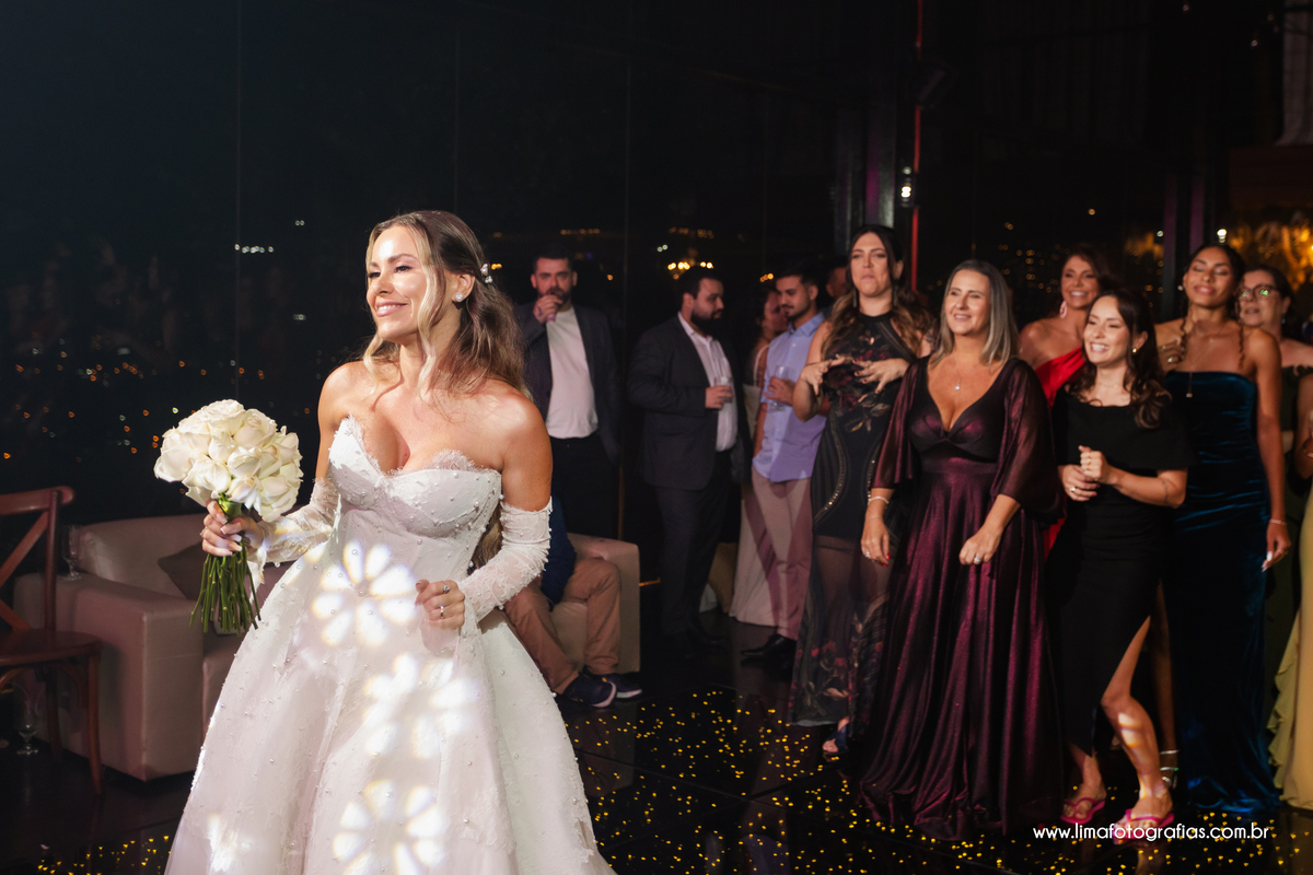 festa de casamento, noiva jogando buquê