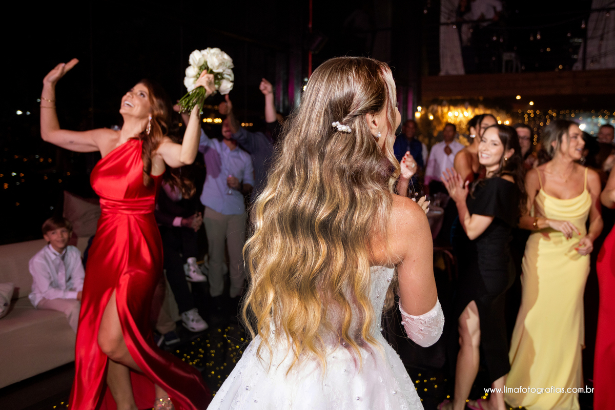 festa de casamento, noiva jogando buquê
