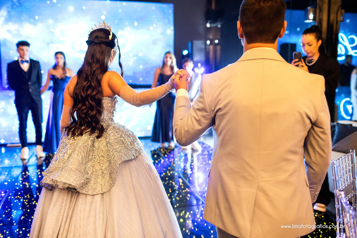 entrada da debutante, festa de 15 anos