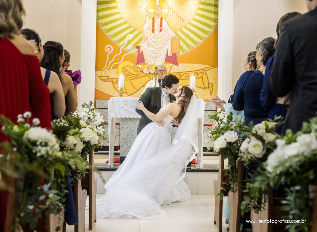 casamento na igreja, beijo do casal