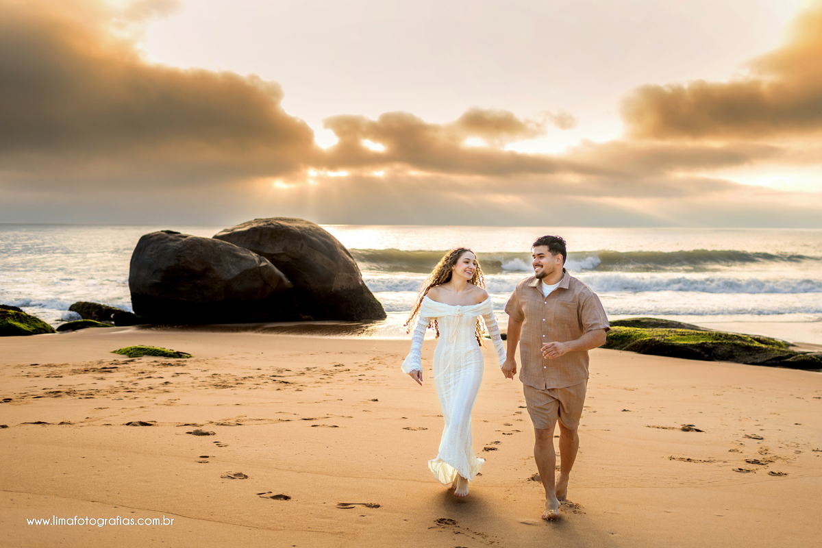 ensaio pré wedding - Nascer do sol Praia do Estaleirinho, Balneário Camboriú - SC