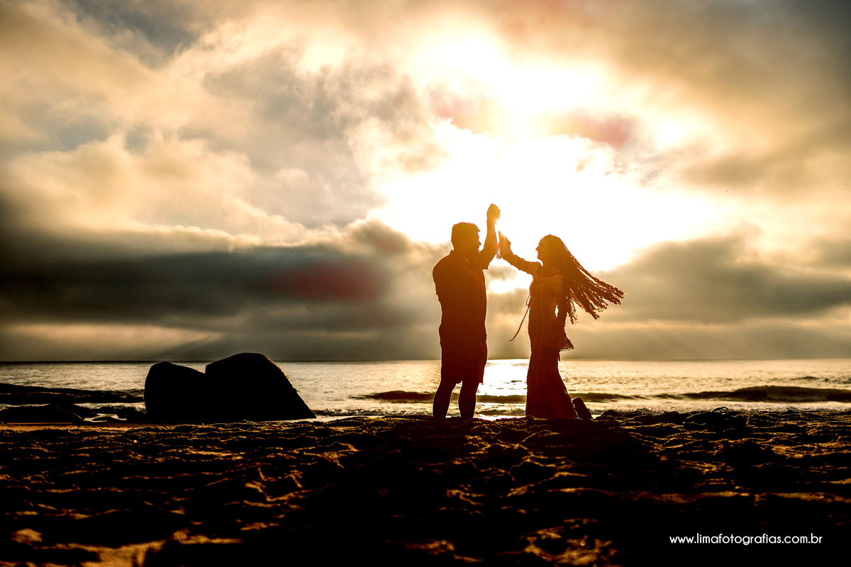 ensaio pré casamento - Nascer do sol Praia do Estaleirinho, Balneário Camboriú - SC