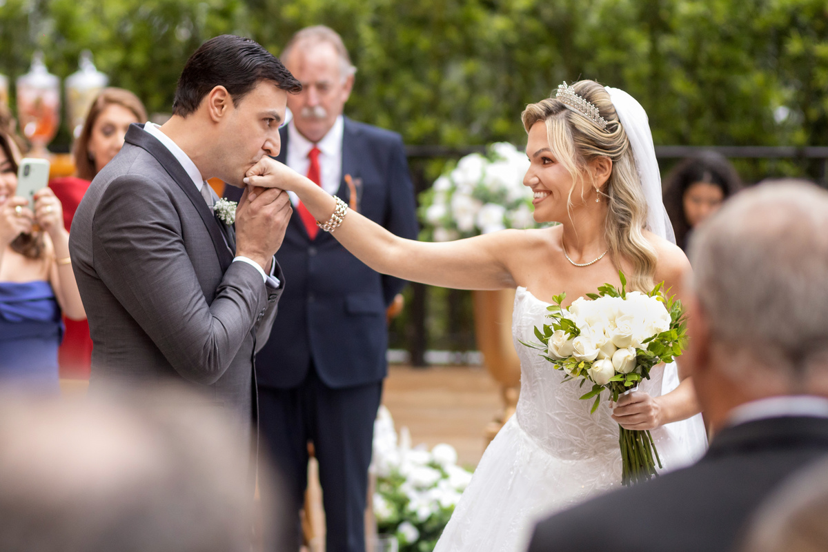 casamento indaiá Itapema, noivo recebendo noiva no altar