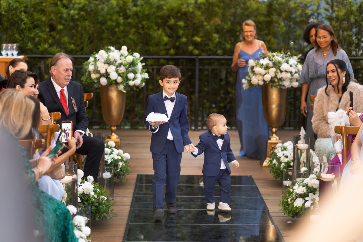casamento indaiá Itapema, cerimonia de casamento, entrada das alianças