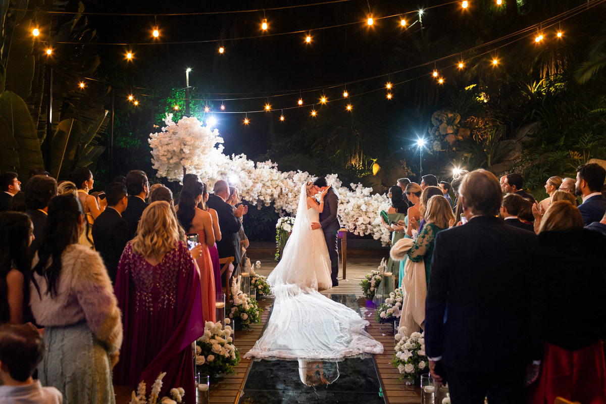 casamento indaiá Itapema, cerimonia de casamento, o beijo, enfim, casados
