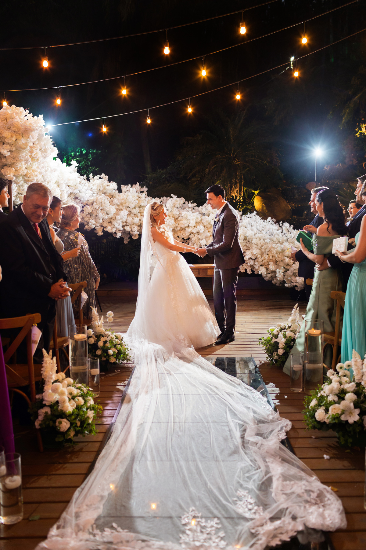 casamento indaiá Itapema, cerimonia de casamento, o beijo, enfim, casados