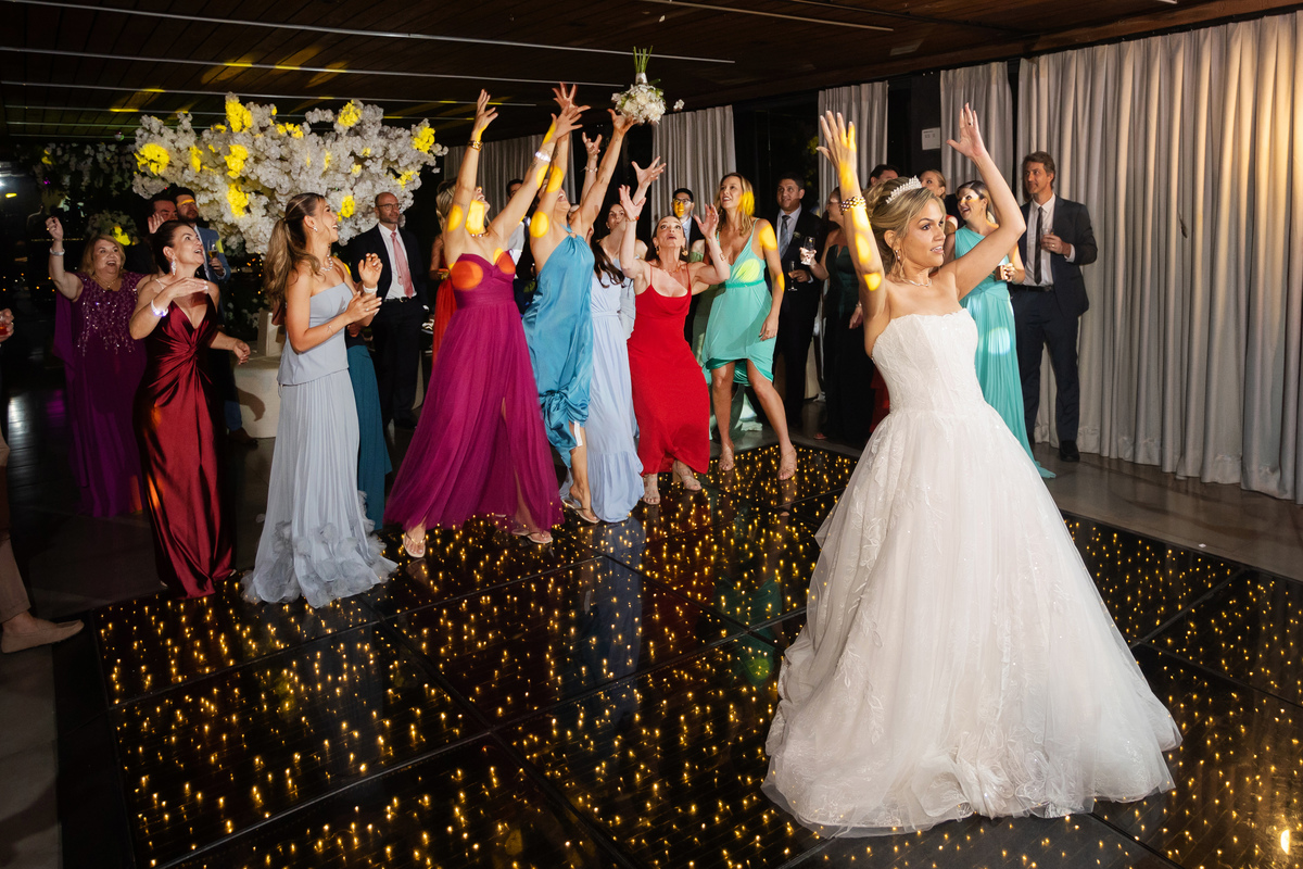 casamento indaiá Itapema, festa de casamento, noiva jogando buquê