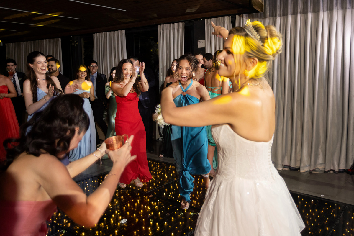 casamento indaiá Itapema, festa de casamento, noiva jogando buquê