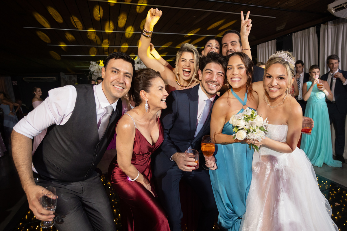 casamento indaiá Itapema, festa de casamento, noiva jogando buquê