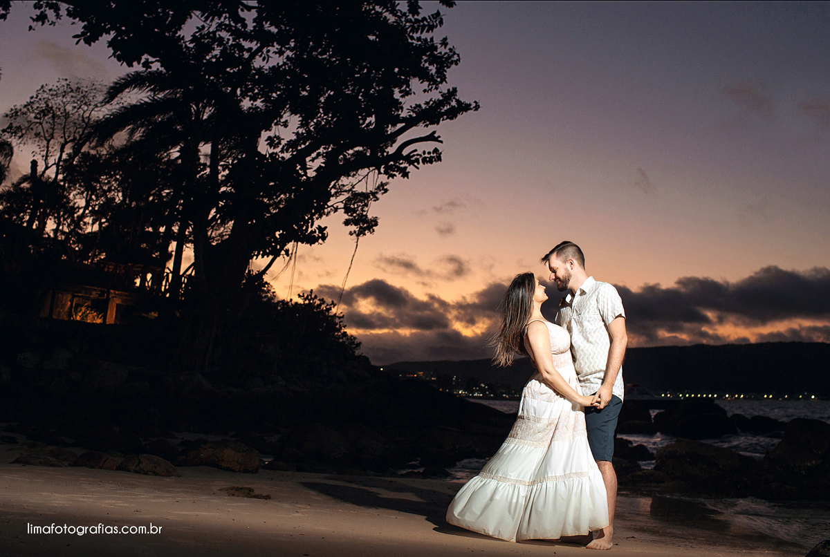 ensaio de casal em Bombinhas - ensaio de casal na praia - fim de tarde