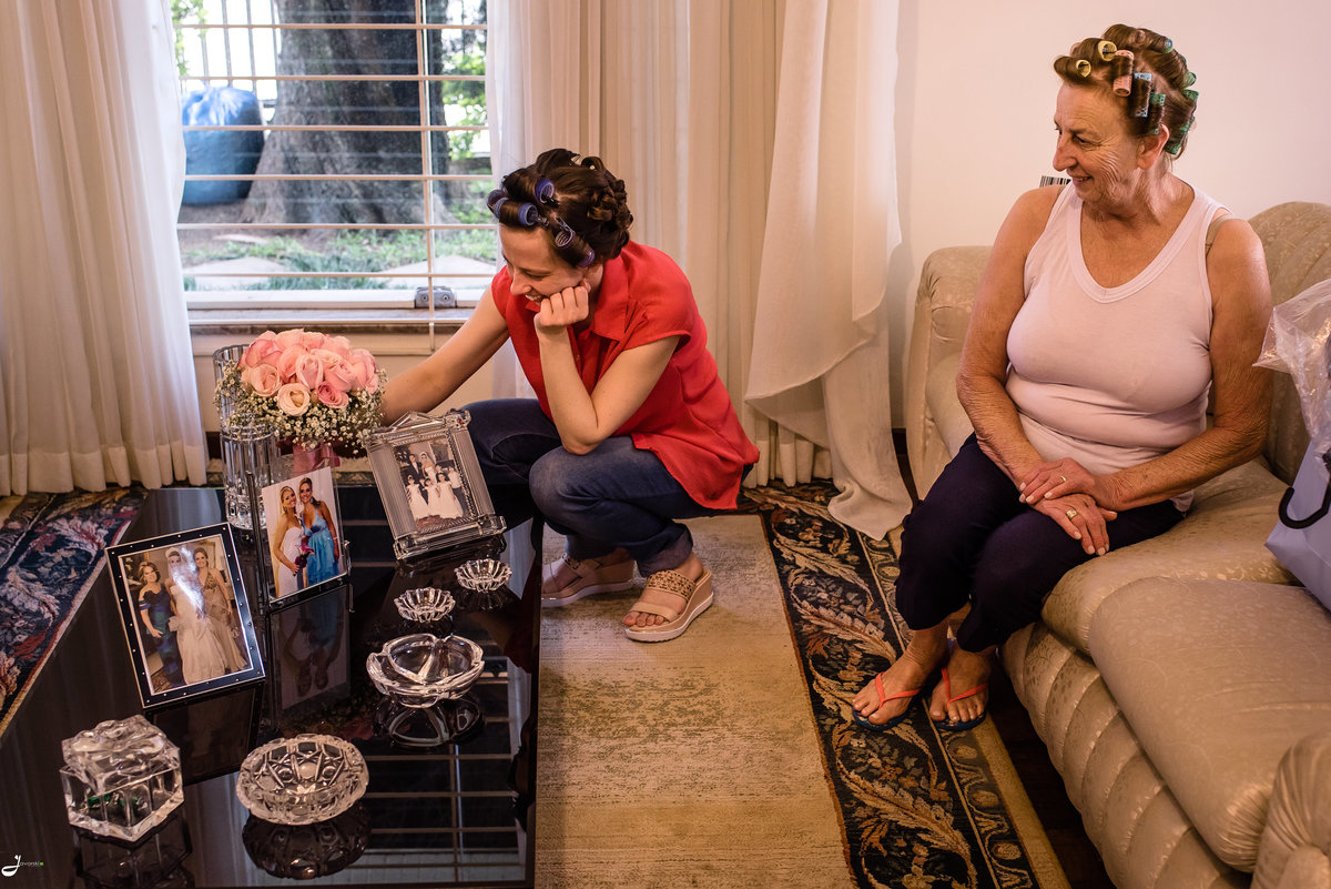 Making-of Noiva, olhando bouquet 