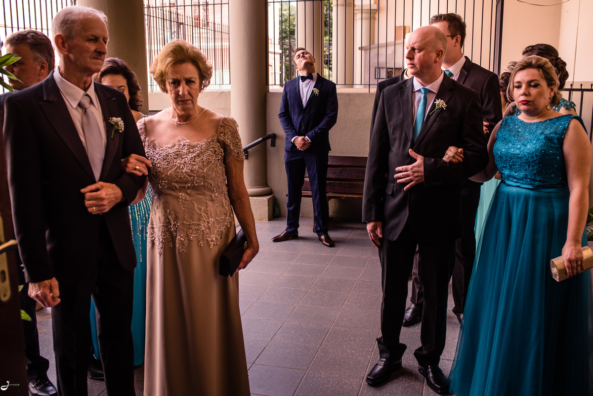 Casamento na igreja, noivo esperando 