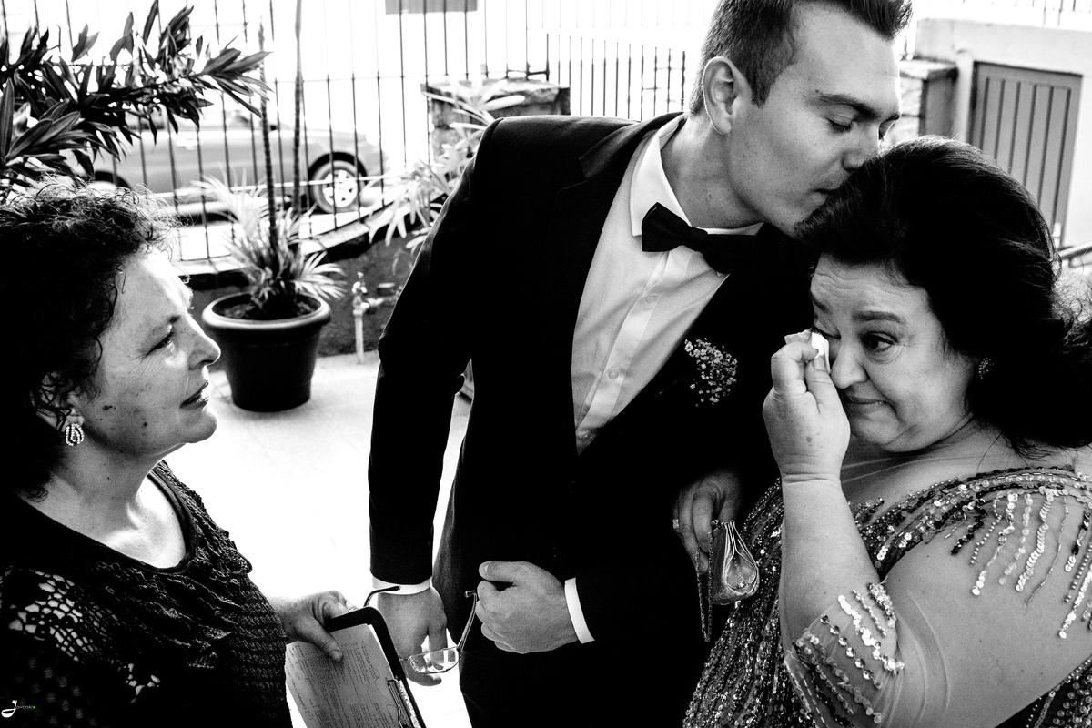 Casamento na igreja, momentos antecedentes da entrada do noivo 