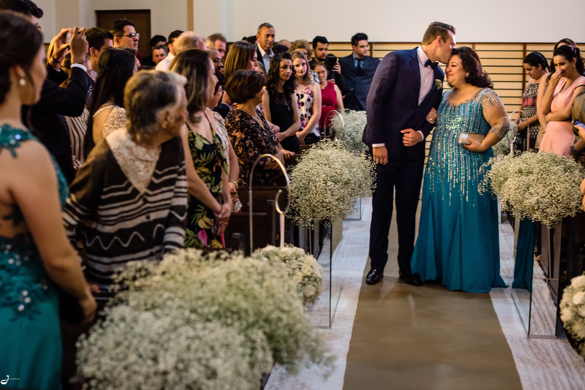 Casamento na igreja, entrado noivo 