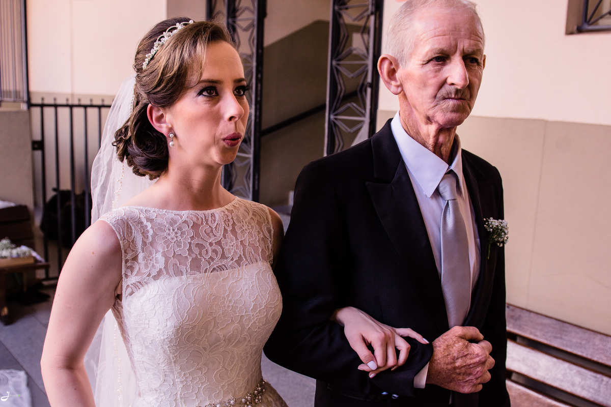 Casamento na igreja, noiva nervosa antes da entrada 