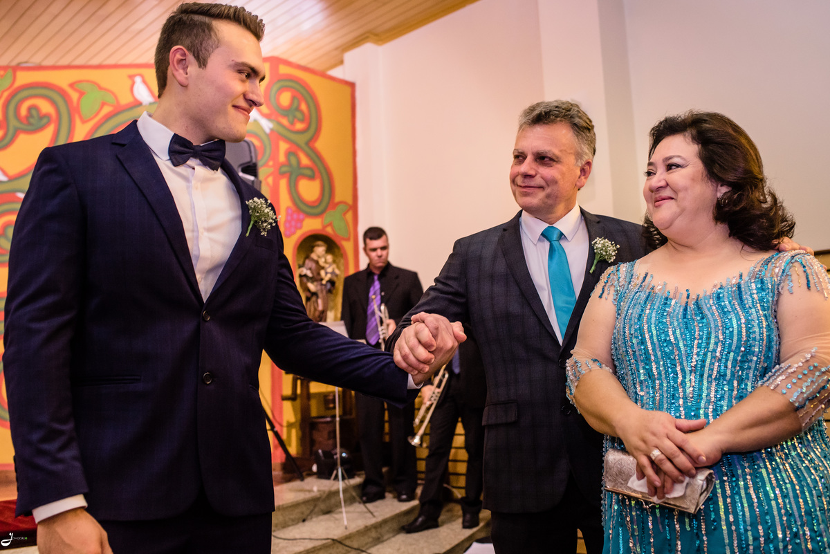 Casamento na igreja, noivo aguardando a noiva 