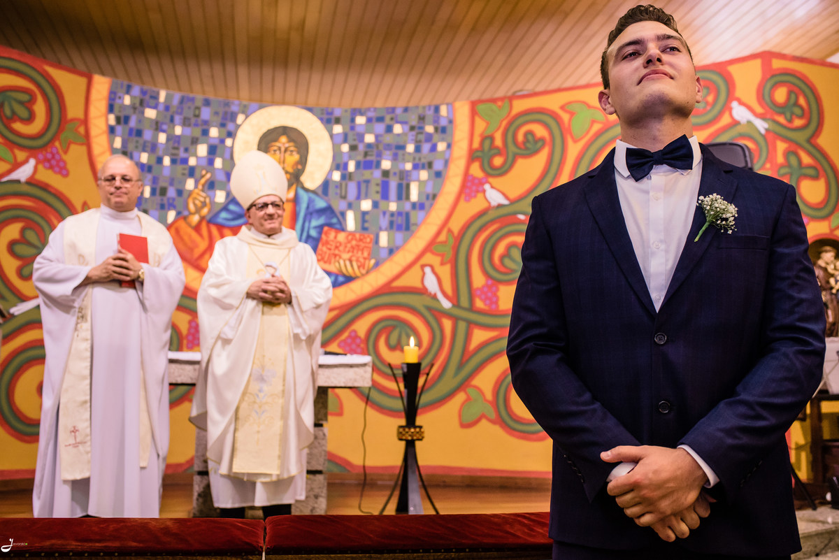 Casamento na igreja, noivo aguardando a noiva 
