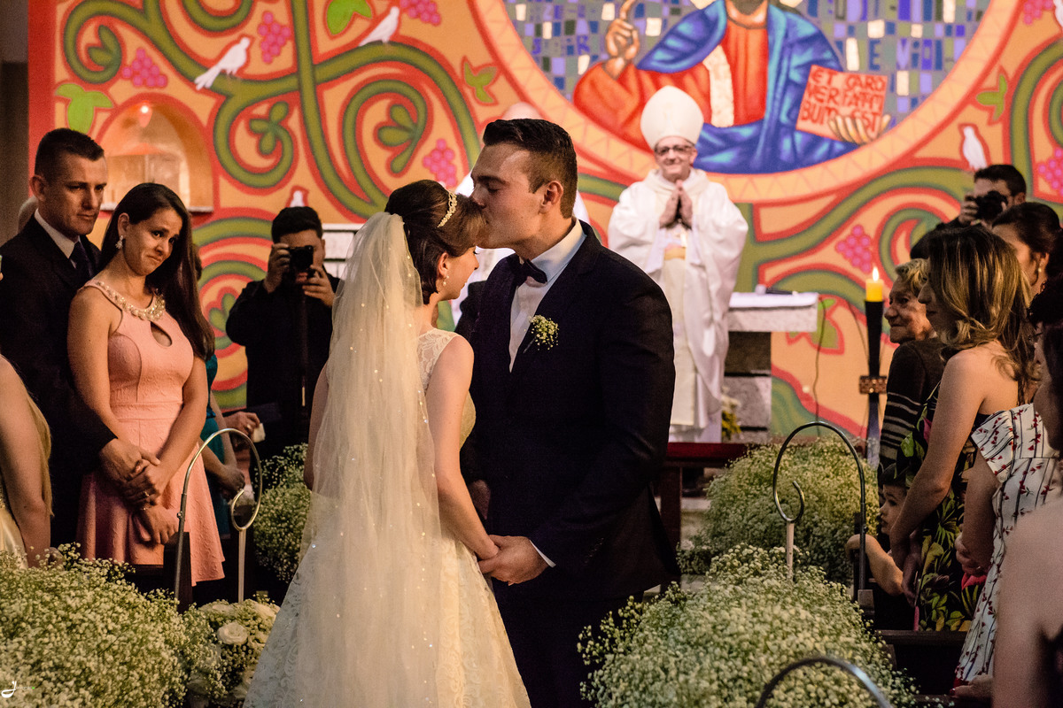 Casamento na igreja, noivo recebe a noiva 