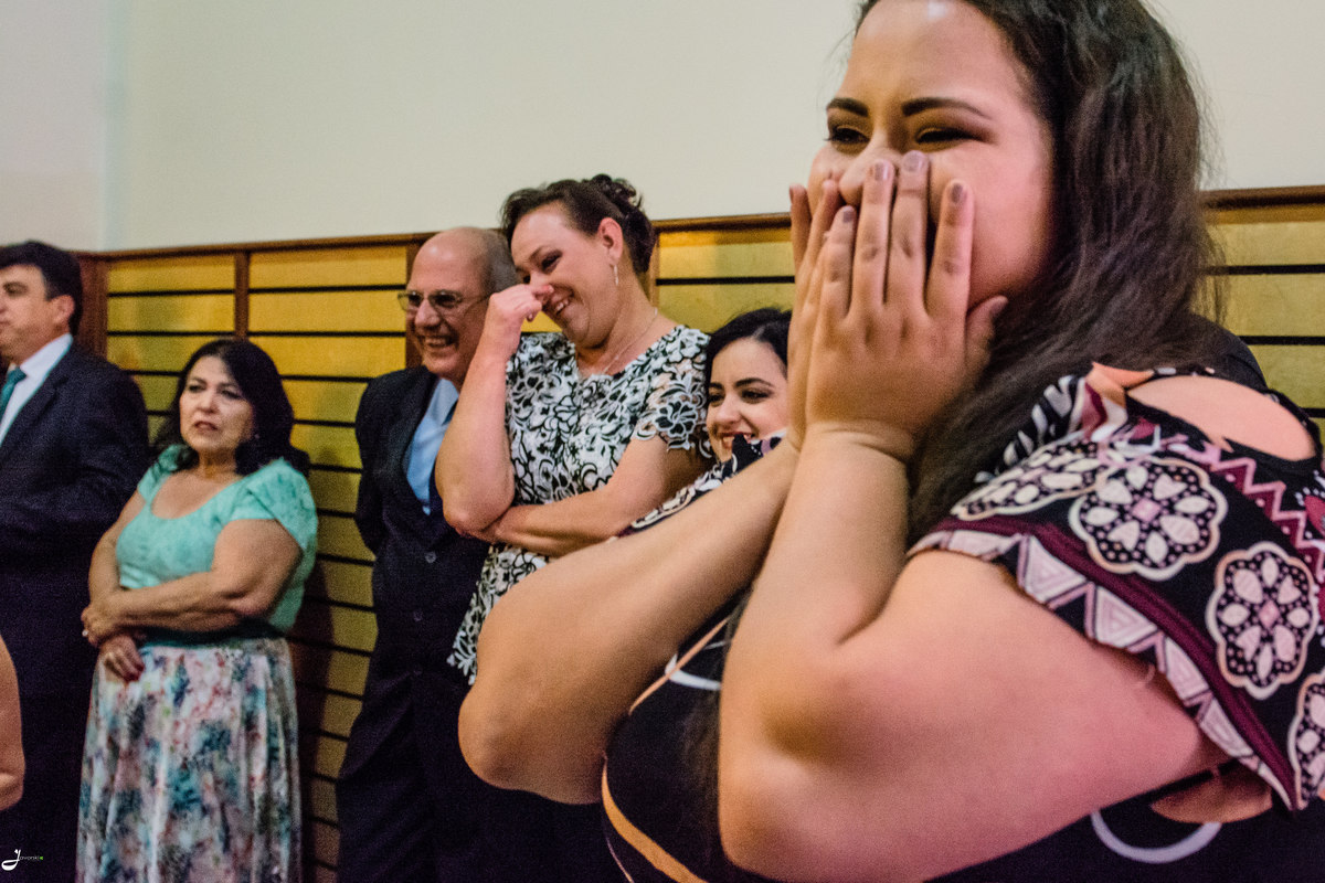 Casamento na igreja, convidada emocionada