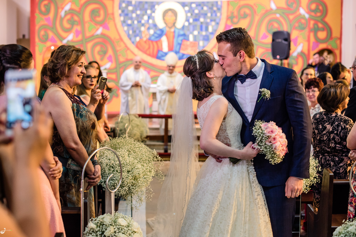 Casamento na igreja, beijo dos noivos 