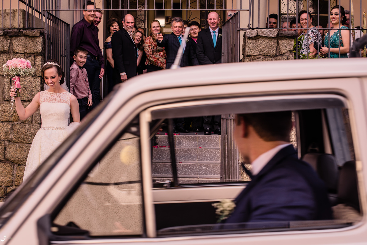 Casamento na igreja, saída dos noivos, noivo aguardando no carro 