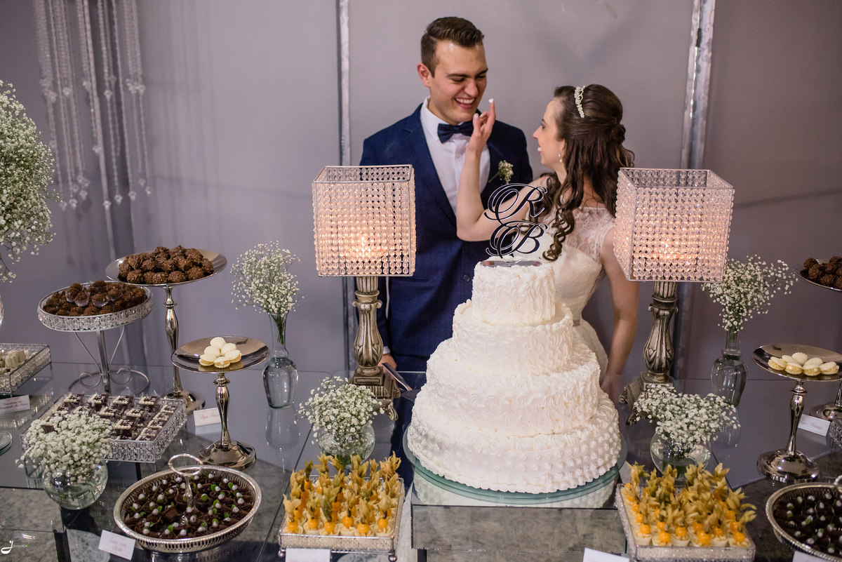 Noivo cortando o bolo 