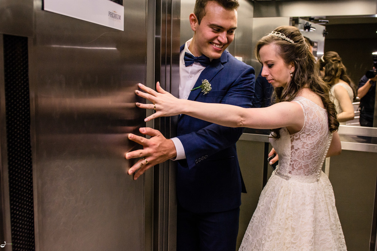 Noivos indo para noite de núpcias