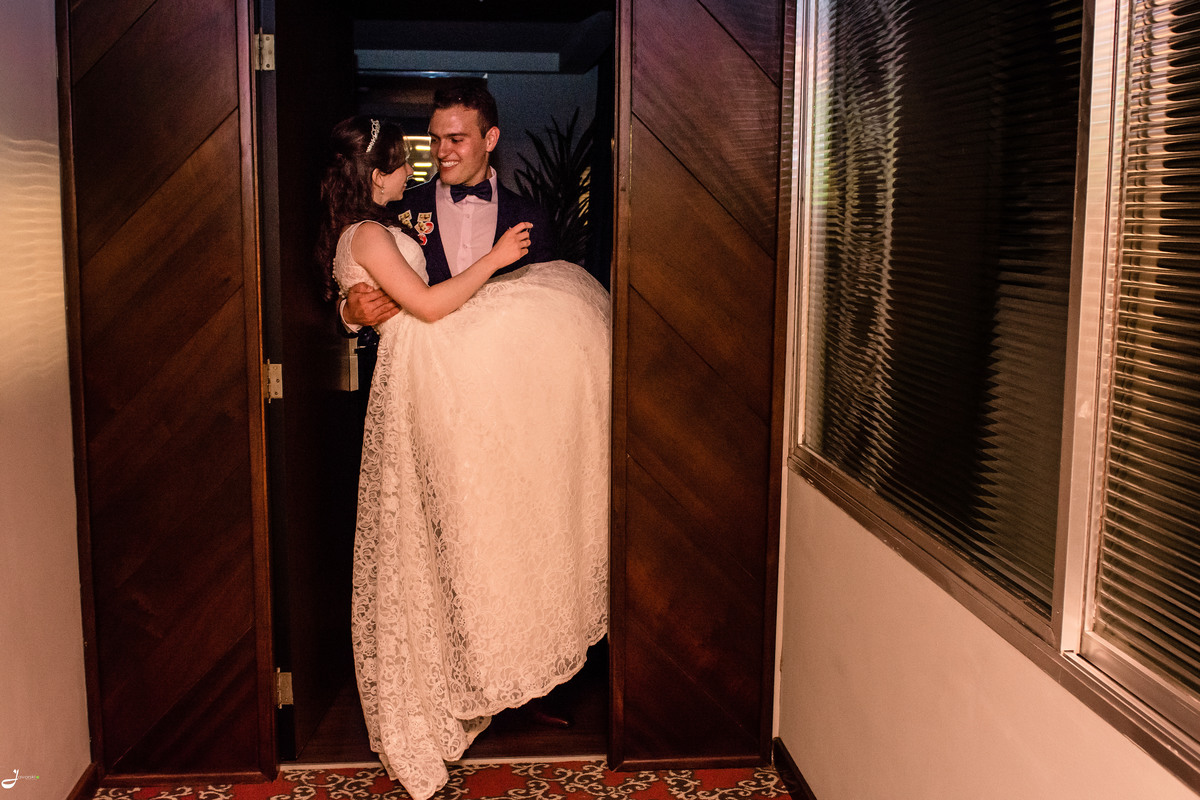 Noivos indo para noite de núpcias