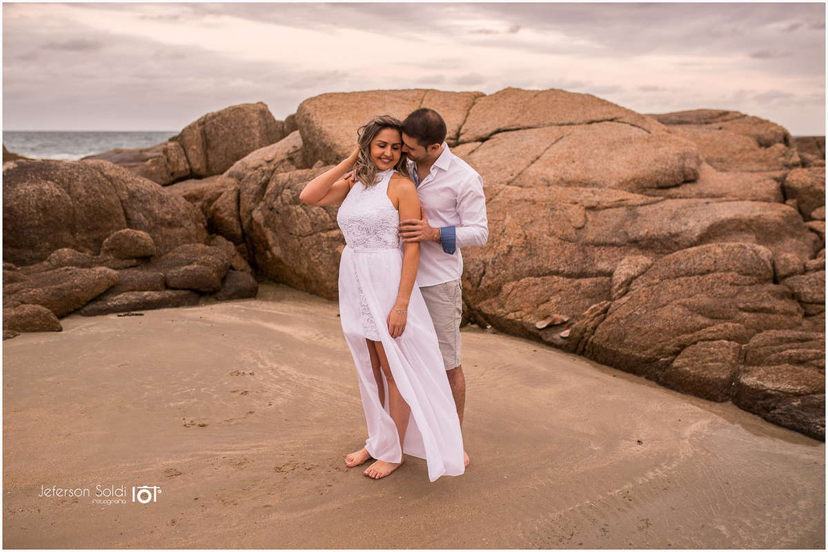 Leia e Alex entre as pedras na praia da Ferrugem SC