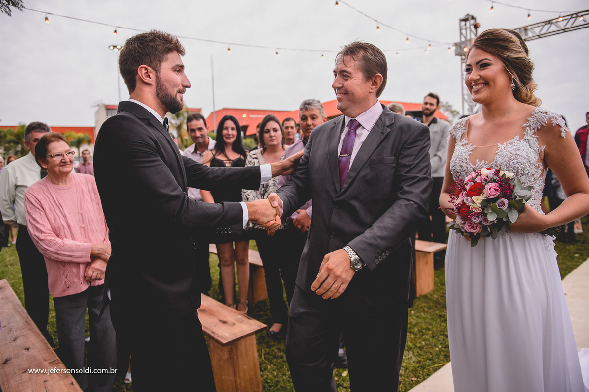 Pai da noiva cumprimenta o noivo e entrega sua filha.