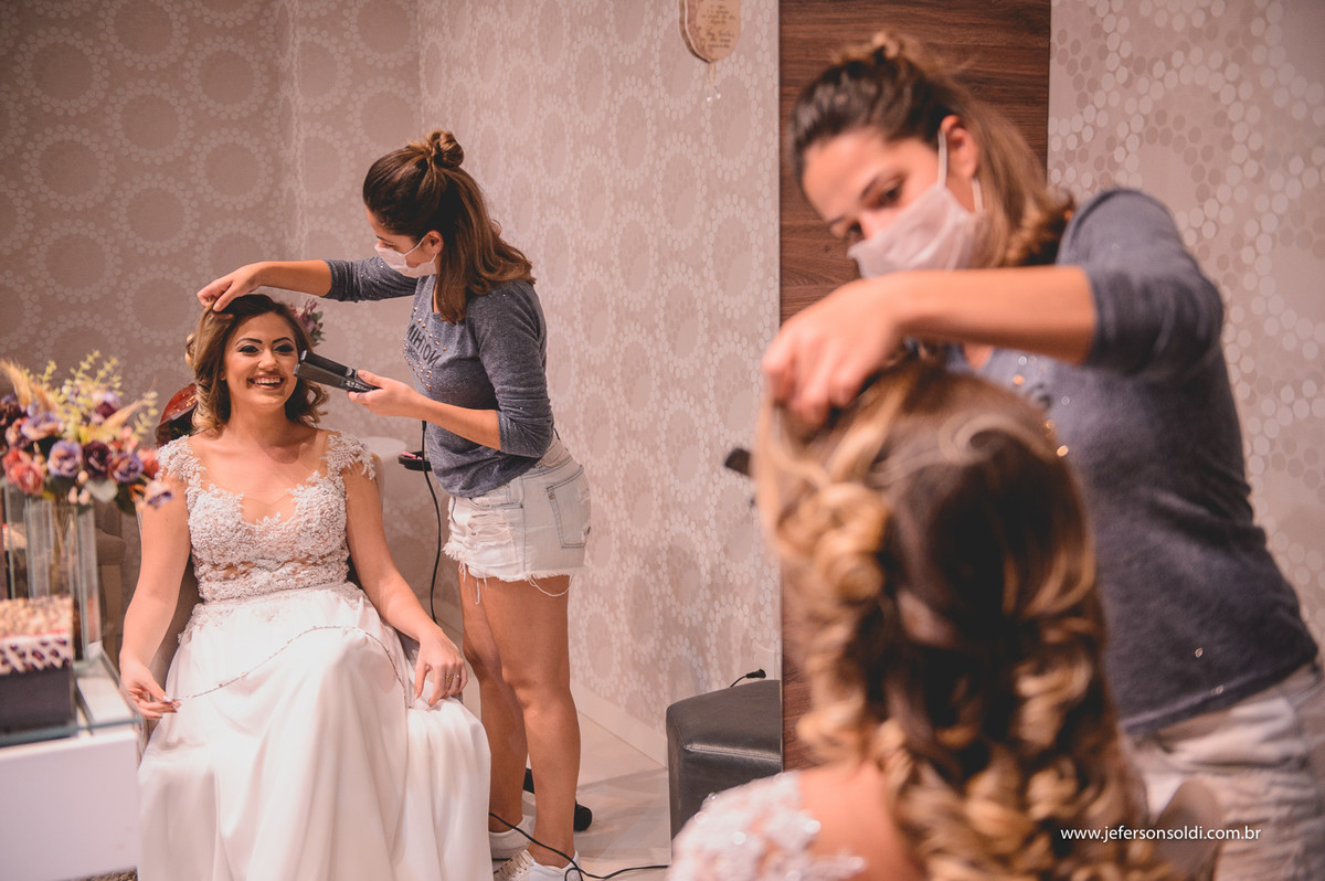 Noiva arrumando o cabelo.