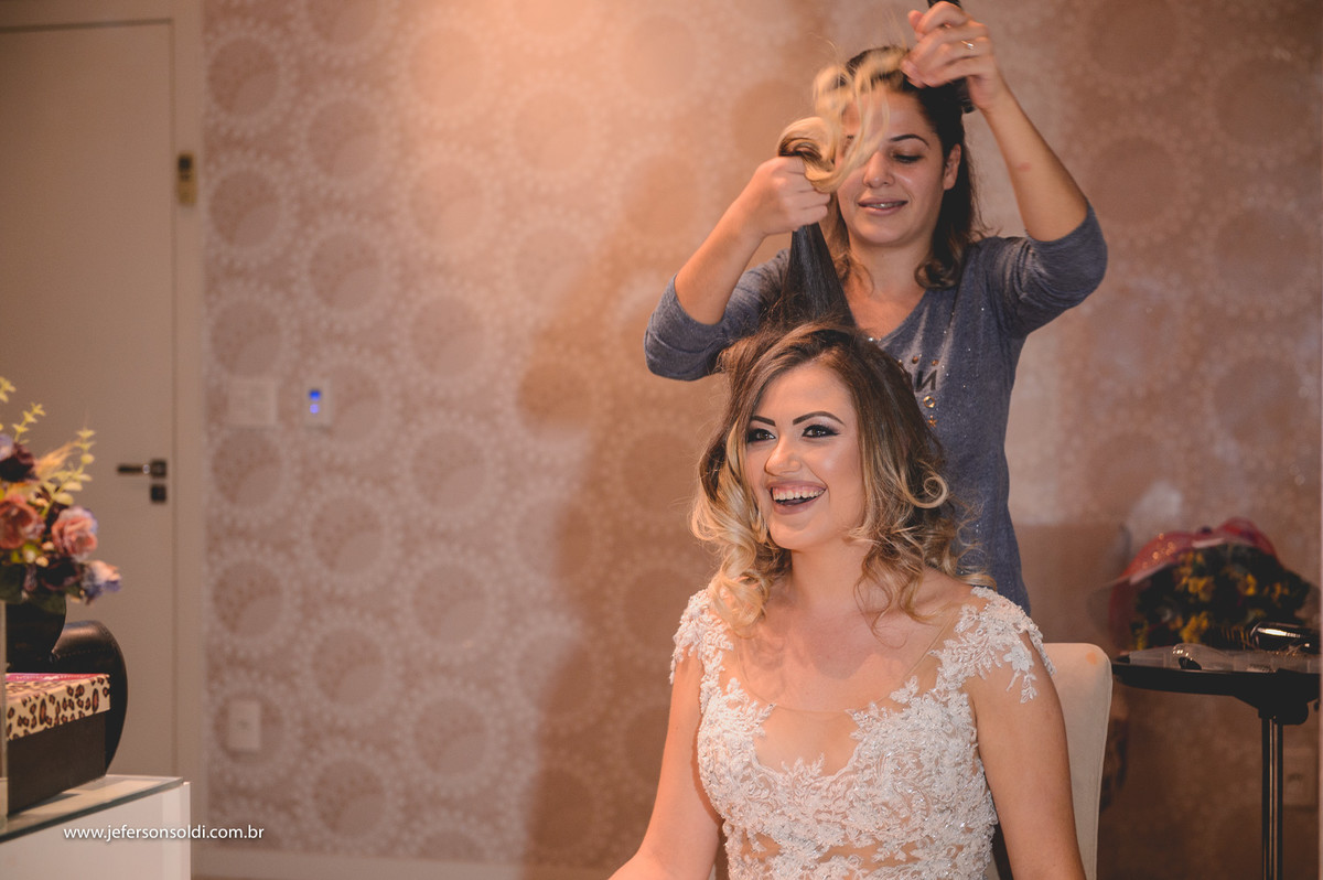 Noiva arrumando o cabelo