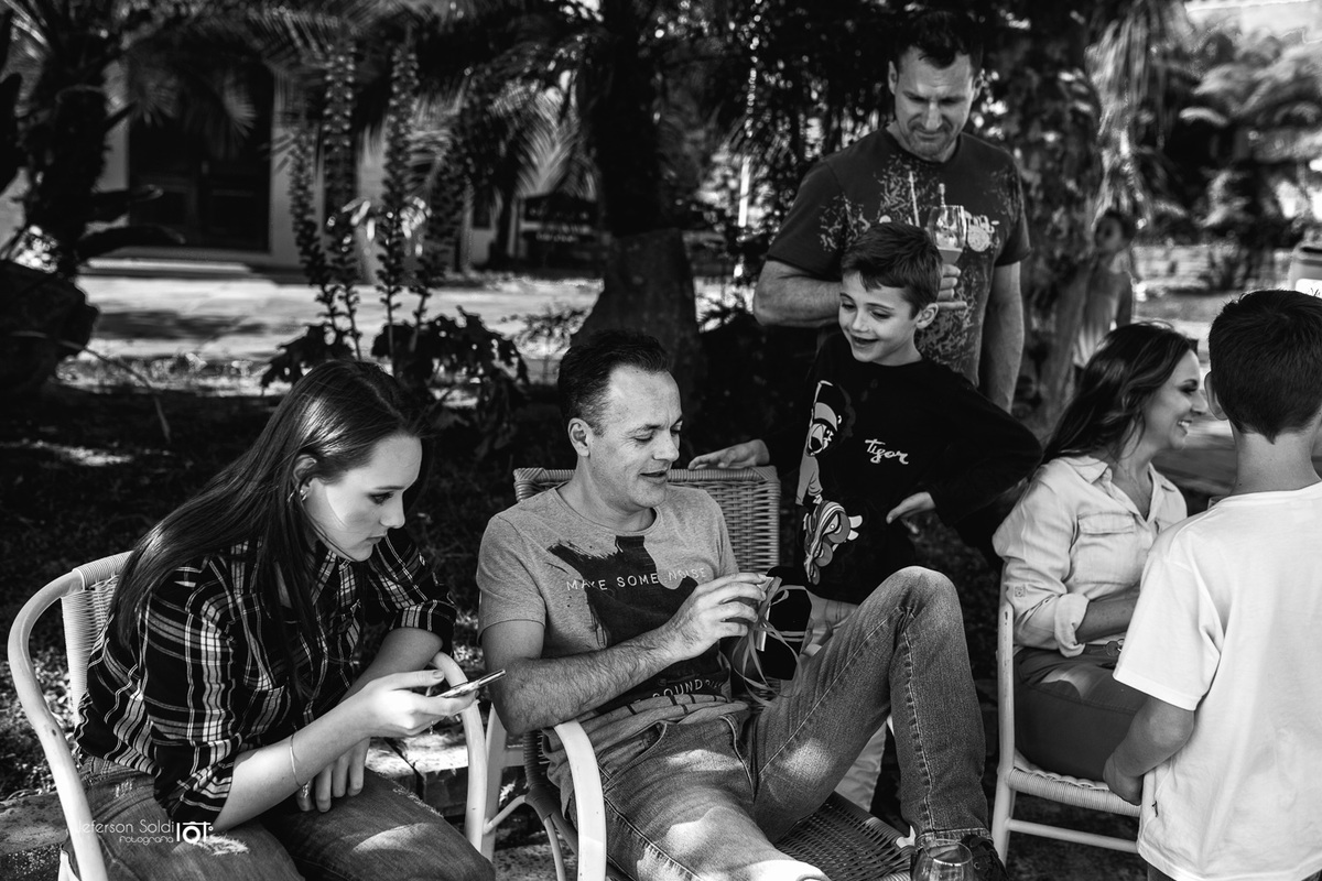 Noivo recebe um presente da noiva acompanhado de uma carta.