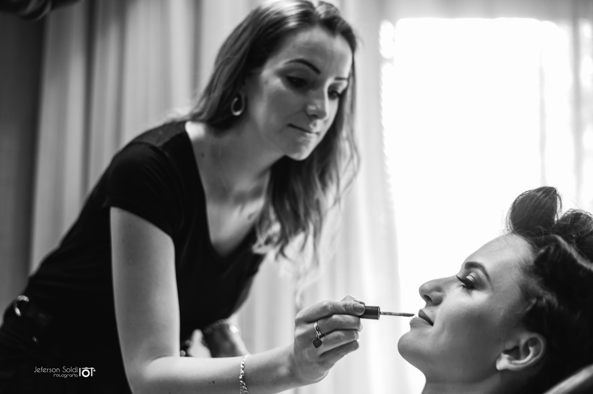 Noiva sendo maquiada.