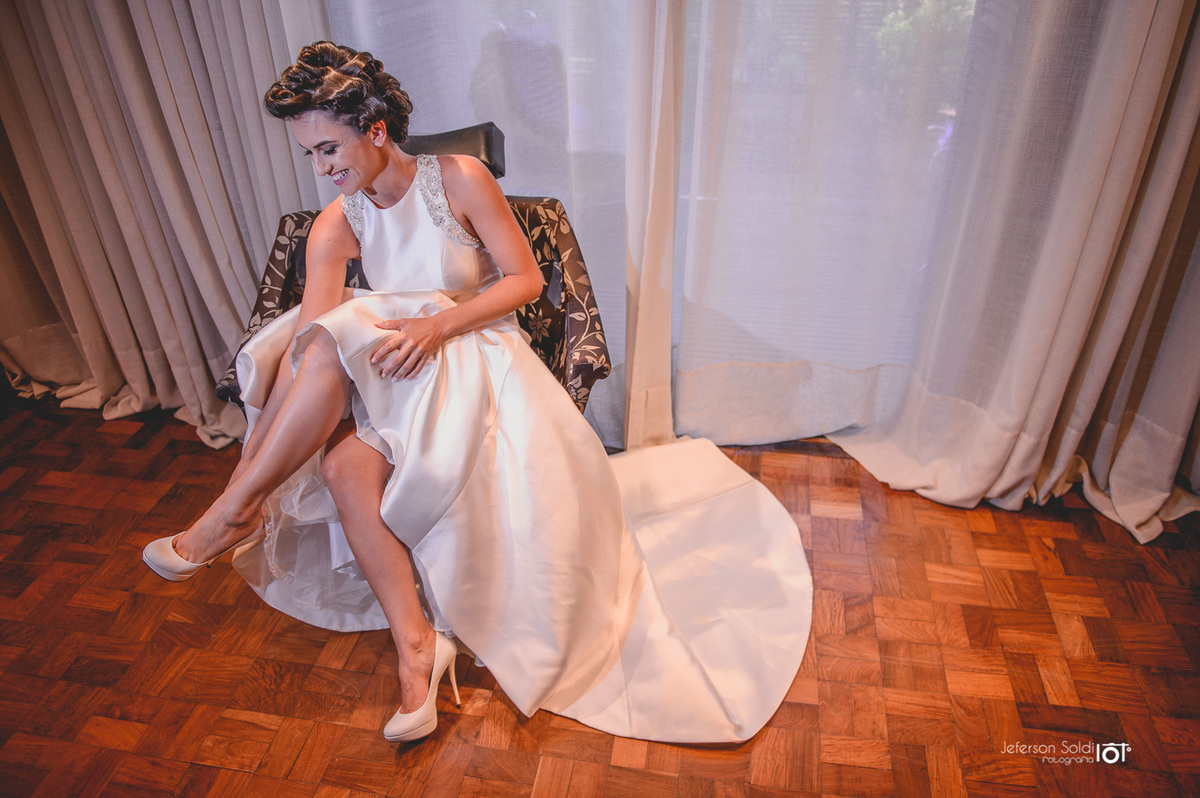 Noiva colocando o sapato.