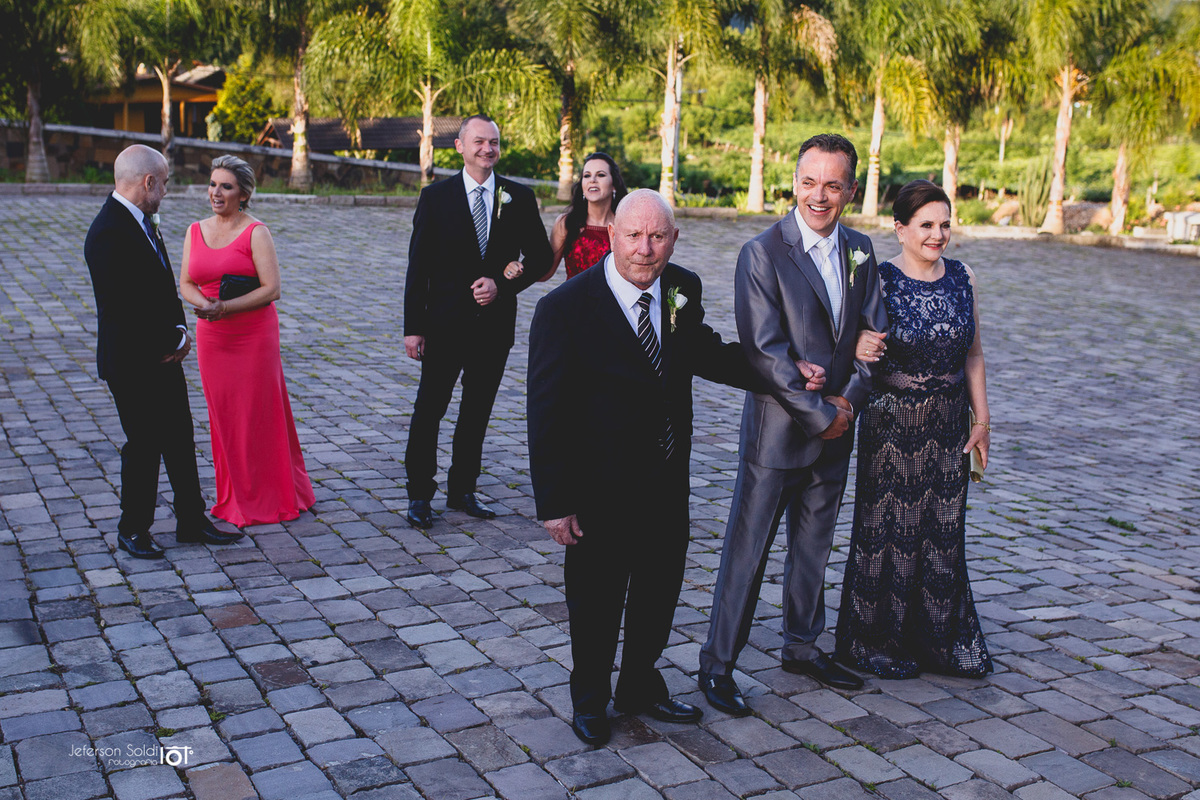 Noivo acompanhado de seus pais. 