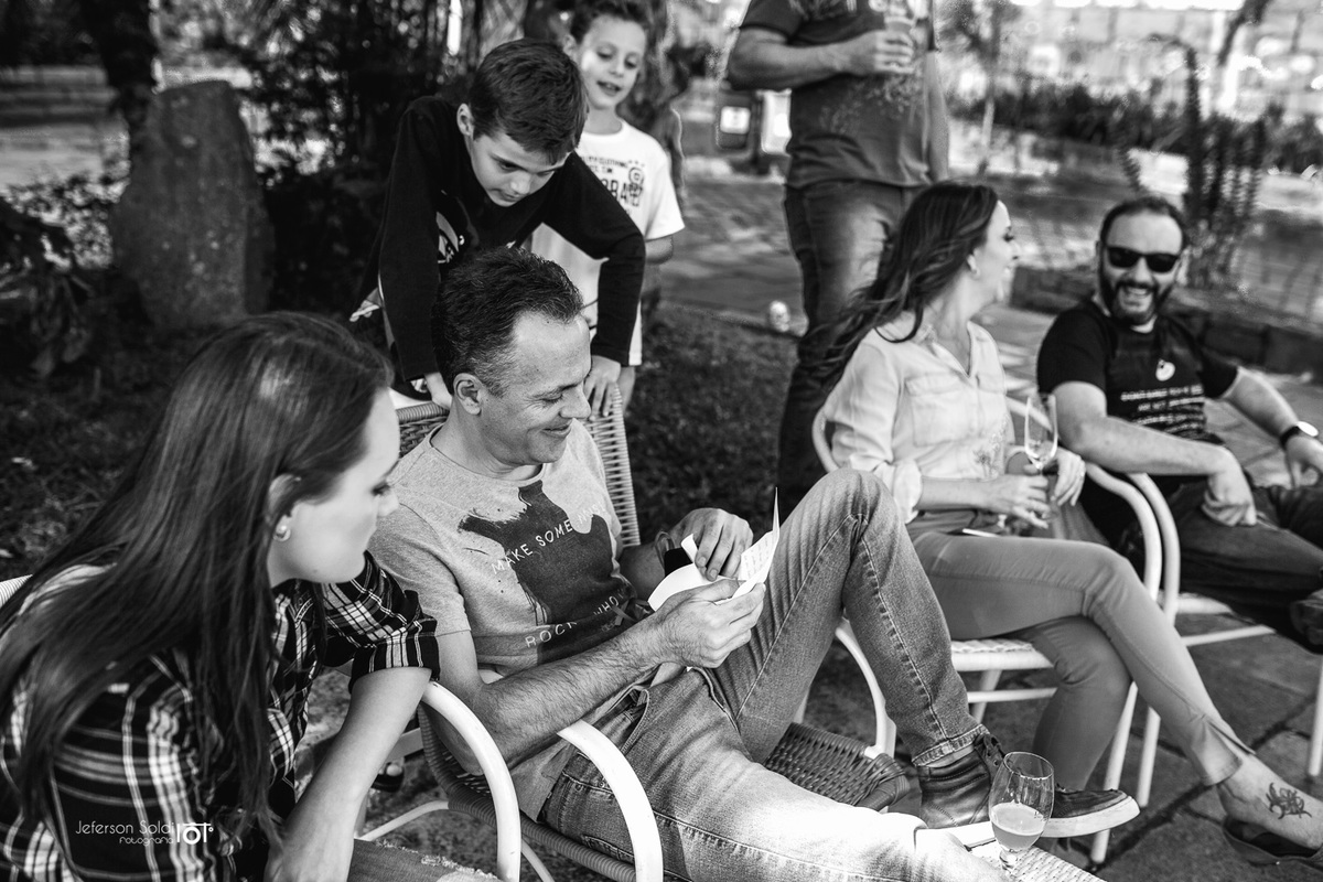 Noivo começa a ler a carta que recebeu da noiva.