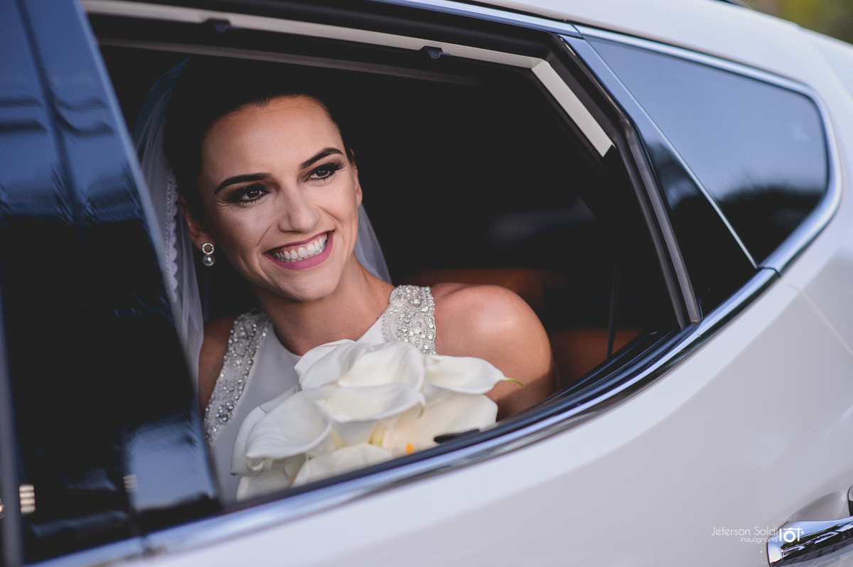 Noiva chegando de carro ao local da cerimônia.