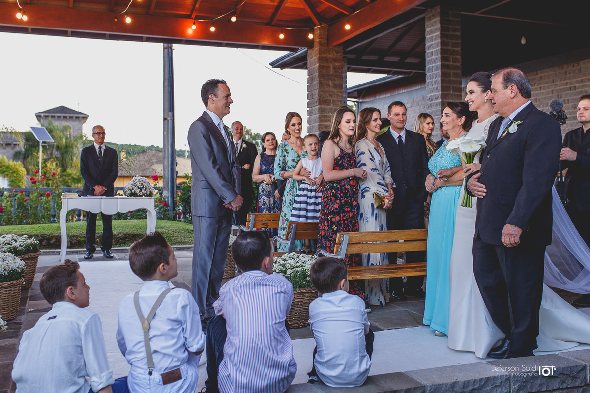 Novo recebe a noiva no altar.