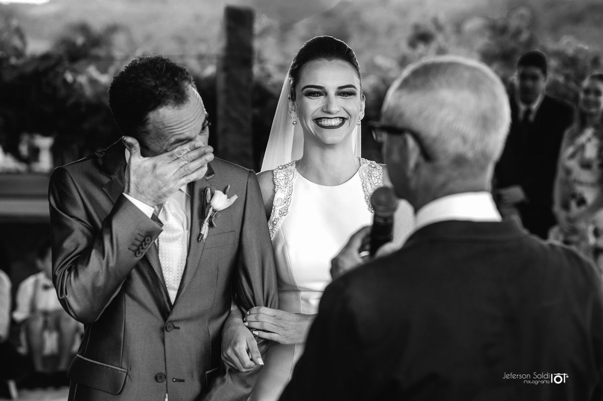 Noivo se emociona ao receber a noiva no altar.