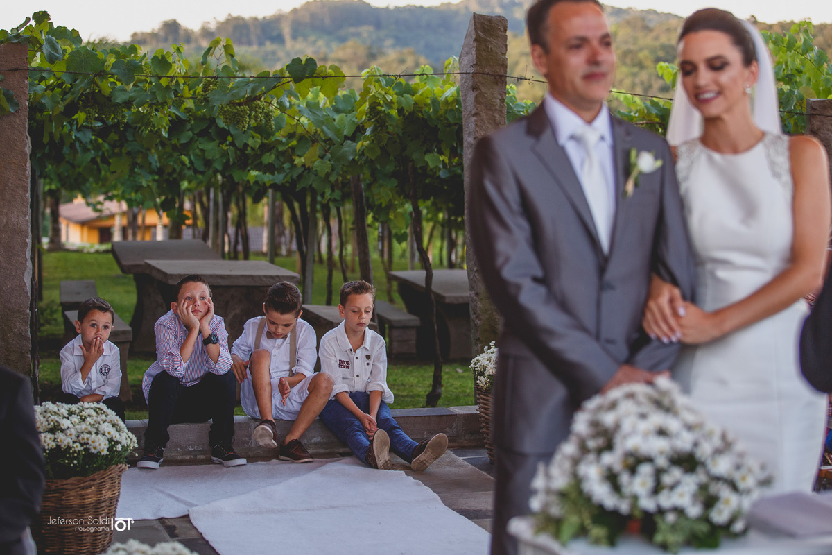 A forma expontânea das crianças assistirem a cerimônia.