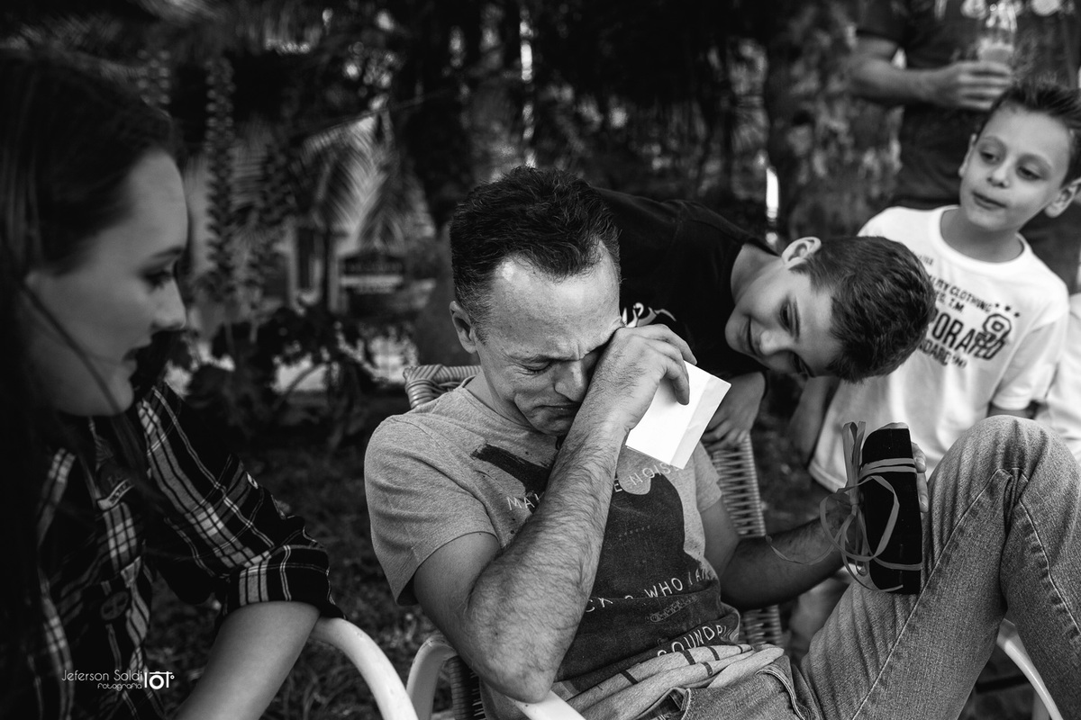 Noivo se emociona ao ler a carta que recebeu da noiva.