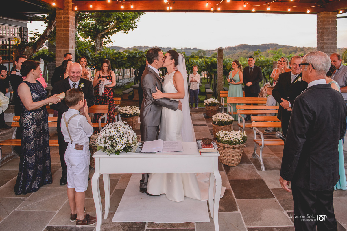 Os noivos se beijam.