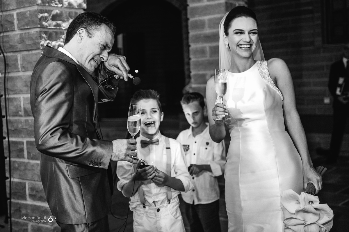 Noivo se emociona ao chegar na recepção.